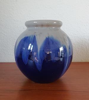 MA stor rund blaa vase med loebeglasur 2021