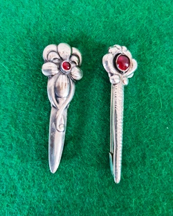 brocher 2 stk med rav 2021