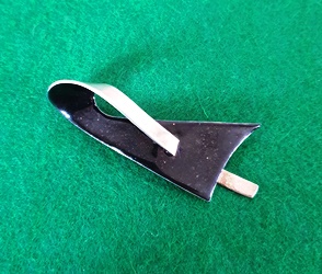 Broche sort emalje 2021