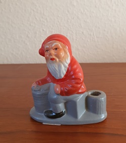 Mindre nisse der sidder paa graa stub 2021