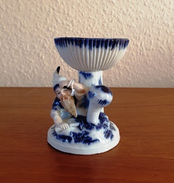 Porcelens nisse med svamp blaa hvid 2021